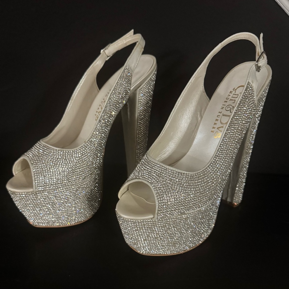 Bridal rhinestone shoes size 8. Cnr & Dvs. Brand New.